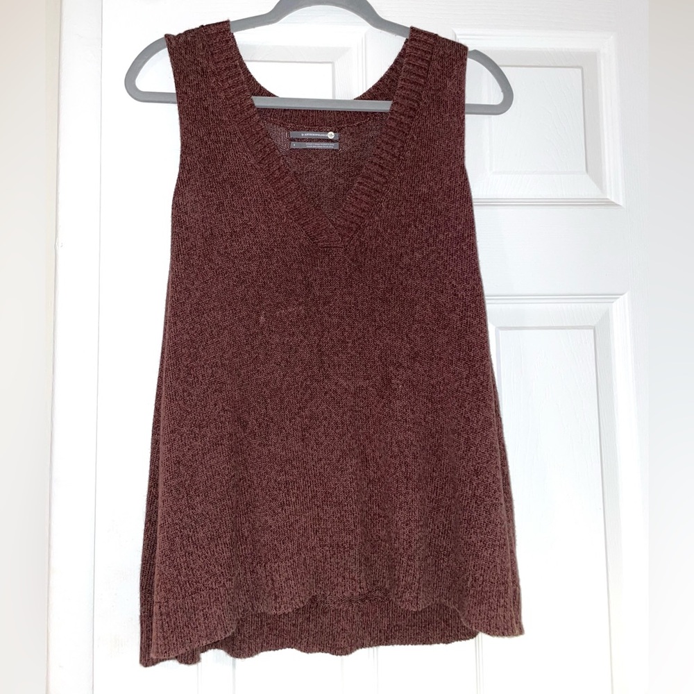 Reddish/brown top